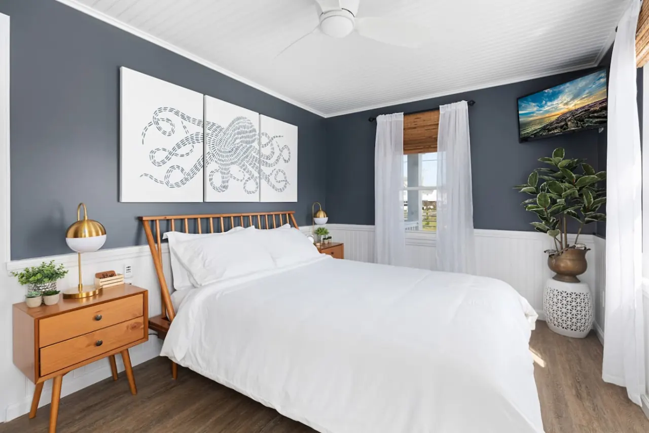 A memory foam queen bed awaits in the Roku TV-equipped primary suite